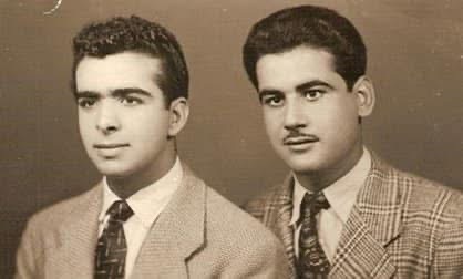 صورة تذكارية للصديقين أحمد وناهض